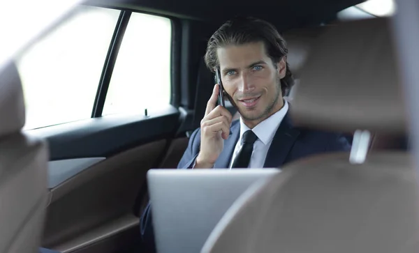 Όμορφος επιχειρηματία χρήση κινητού τηλεφώνου στο αυτοκίνητο. — Φωτογραφία Αρχείου