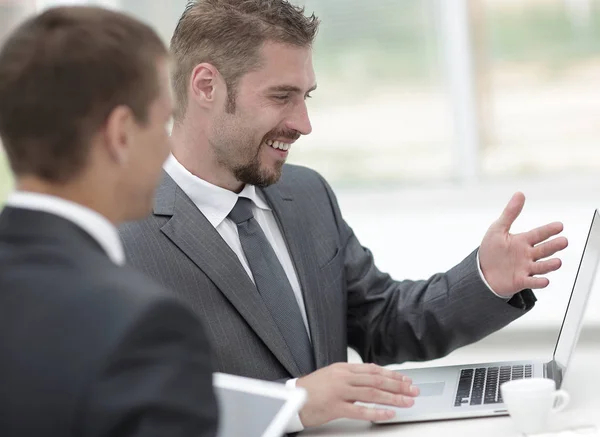 Closeup.Business-Kollegen diskutieren Arbeitsfragen — Stockfoto