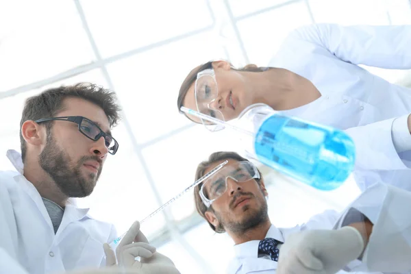 Groep studenten in het lab — Stockfoto