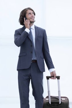 telefonda konuşurken seyahat bavul ile başarılı bir iş adamı. kopya alanı ile fotoğraf