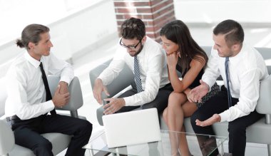 Yöneticisi ve iş takım iş sorunları tartışıyor