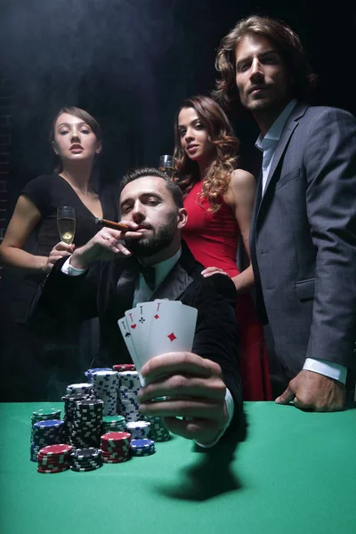 Mann mit Zigarre platziert Wette beim Roulette — Stockfoto