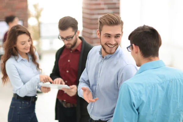 Gerente consultando con sus colegas en la oficina . — Foto de Stock