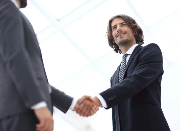 Imagem de perto do aperto de mão de negócios em reunião . — Fotografia de Stock