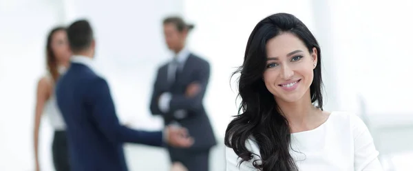 Primer plano. Mujer ejecutiva en la oficina —  Fotos de Stock