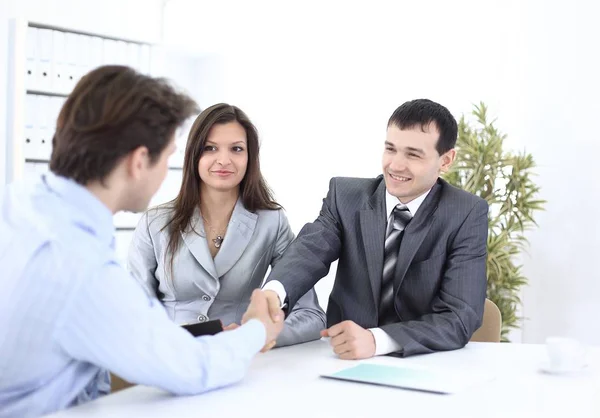 Handdruk zakenpartners op de werkplek — Stockfoto