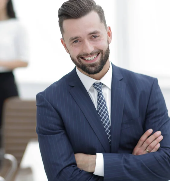 Empresario en el fondo de la oficina . — Foto de Stock