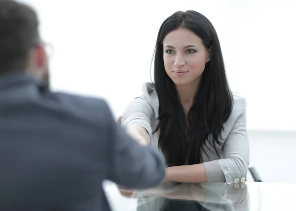 Stretta di mano giovane donna d'affari con un partner in ufficio — Foto Stock