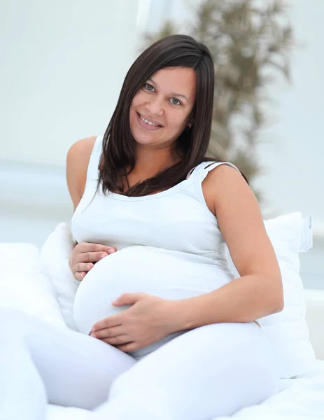 Portret van een gelukkig zwangere vrouw. — Stockfoto