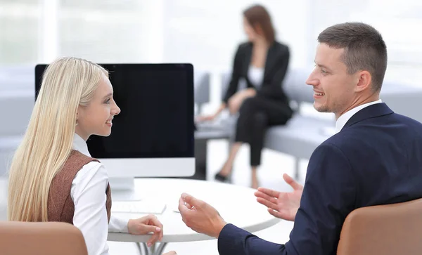 Miembros de un equipo de negocios discutiendo una exitosa presentación de negocios . — Foto de Stock