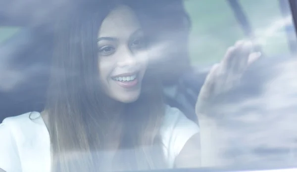 Retrato de mujer joven en el coche detrás de la ventana — Foto de Stock