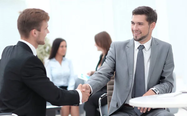 Handshake Manager e il cliente in ufficio. — Foto Stock