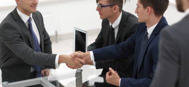 karşılıklı iş ortakları ofiste