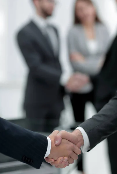 Közeli kép a kézfogás üzleti partnerek — Stock Fotó