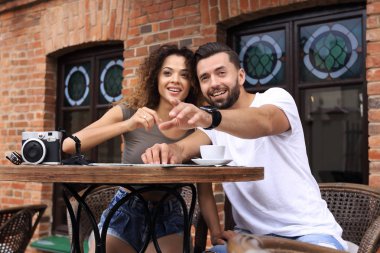 Yaz tatilinde açık kafede kahve içen mutlu çift.