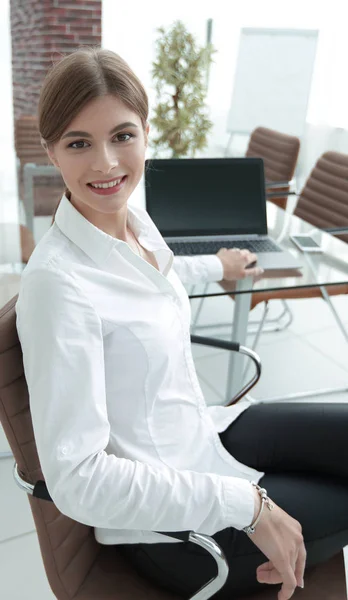Succesvolle jonge vrouwelijke assistent — Stockfoto