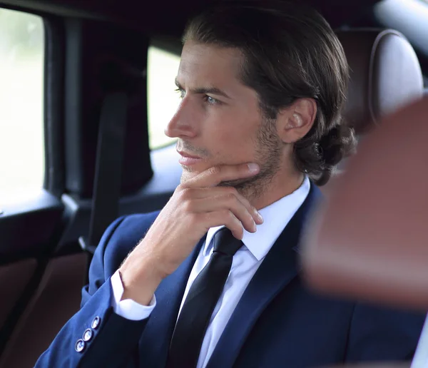 Uomo d'affari seduto in una macchina comoda — Foto Stock