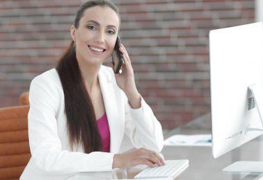 onun işyerinde kadın Yardımcısı