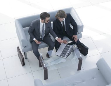 dizüstü bilgisayarda veri tartışırken iş arkadaşları.