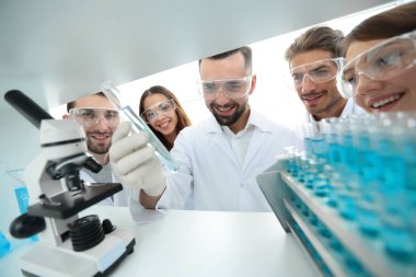 Laboratuvarda çalışan Eczacılar grubu.