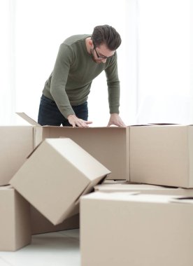 adam yeni ev kutusunda incelenmesi