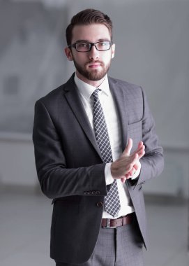 Yakışıklı bir iş adamının portresi.