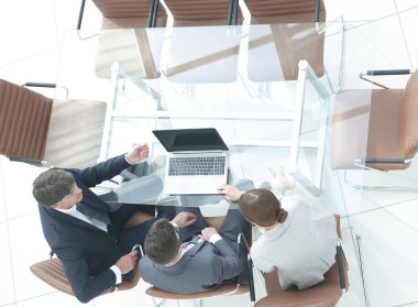 Yukarıdan görüntüleyin. İş takım masasında.