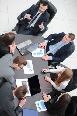 iş takım Office mali sorunları tartışıyor