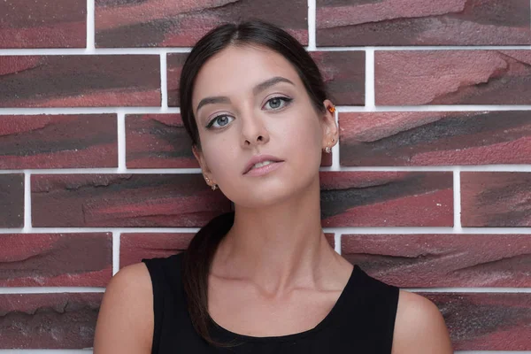 Gezicht van jonge vrouw met make-up in de stijl van "business" — Stockfoto