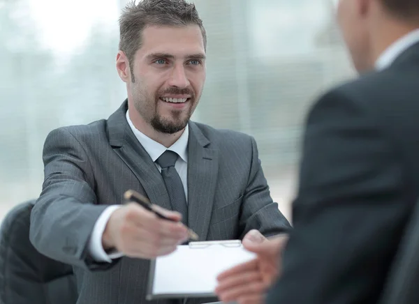 Closeup.Smiling üzletember aláíró egy jövedelmező contract.the üzleti koncepció. — Stock Fotó