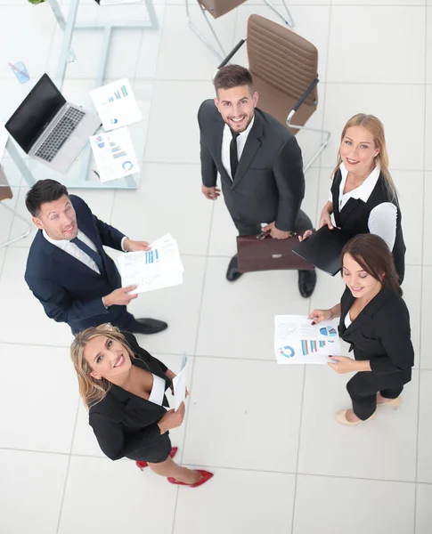 Visa från top.business teamet diskuterar Marknadsföringsdiagram, stående på kontoret. — Stockfoto