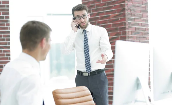 Affärsman med smartphone på suddig bakgrund office — Stockfoto