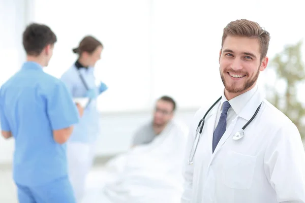 Médico sorridente em fundo borrado — Fotografia de Stock