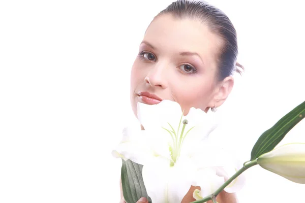 Joven hermosa mujer relajante con flor en el spa aislado —  Fotos de Stock
