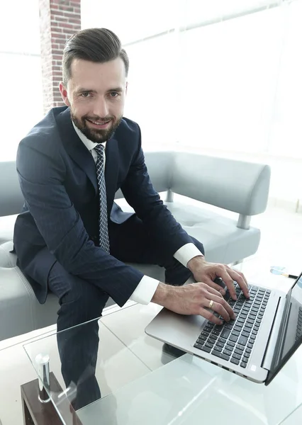 Smiling businessman browsing information on laptop, — Stock Photo, Image