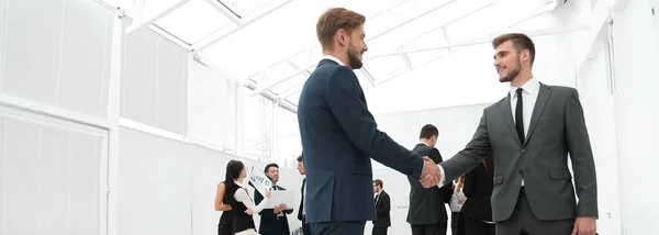 Conceito de negócio. os parceiros de negócios handshake — Fotografia de Stock