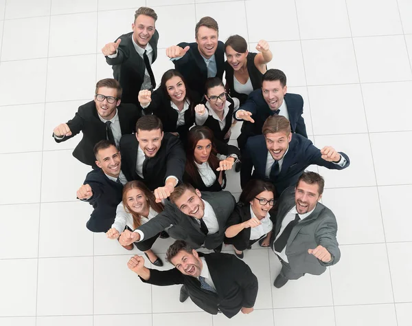 Conceito de sucesso. equipe de negócios levantando as mãos e olhando para a câmera . — Fotografia de Stock