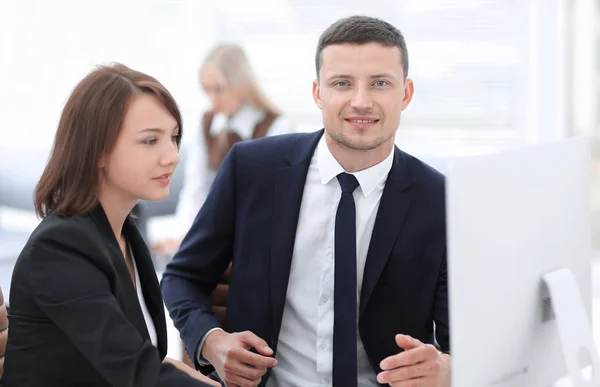 Porträt eines Managers am Arbeitsplatz. — Stockfoto