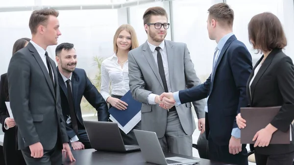 Handschlag mit Geschäftspartnern bei einem Treffen im Büro — Stockfoto