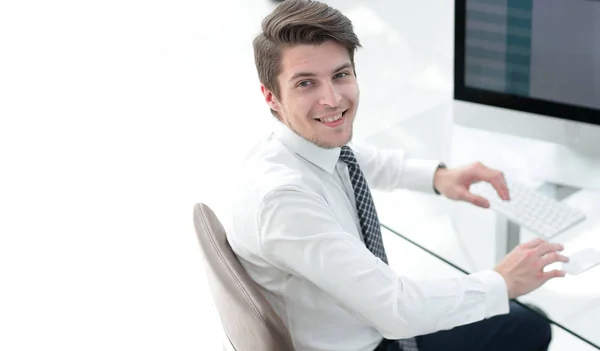 Mitarbeiter sitzt vor einem Computerbildschirm — Stockfoto