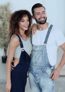 güzel genç çift ayakta yeni bir daire içinde. Fotoğraf alan bir kopyası vardır