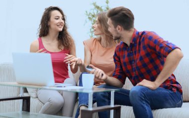 kanepede oturan sorunu görüşmek için öğrenci grubu.