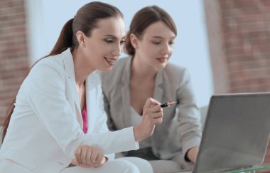 iş ortakları belgeleri ile çalışmak