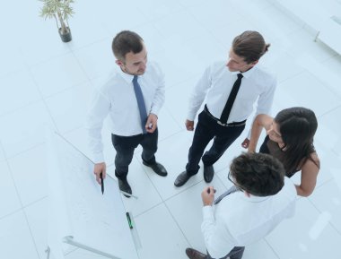 arka plan resmi bir iş takımının yeni fikirler tartışıyor.