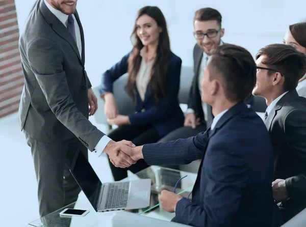 Geschäftsmann mit Hand in Hand. Geschäftskonzept. — Stockfoto