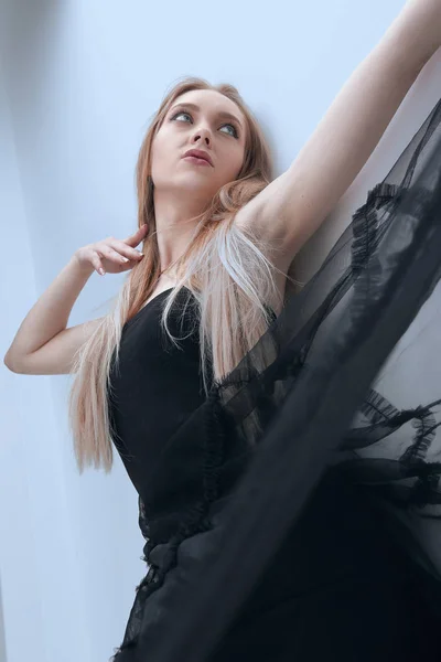 Retrato de una hermosa mujer en vestido de noche negro —  Fotos de Stock