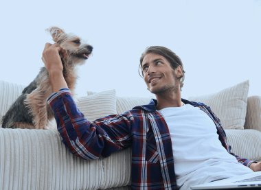 yakışıklı adam kanepede yakın katta oturan çay içiyor