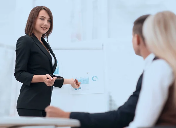 Business woman conducts a workshop with the business team. — Stock Photo, Image