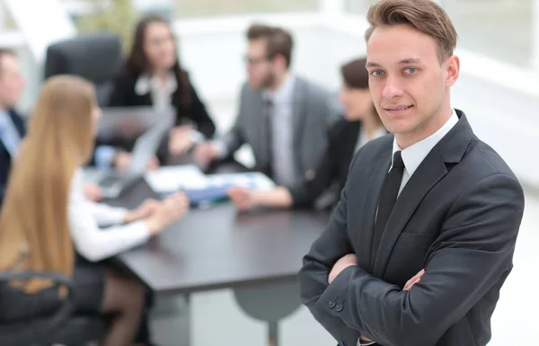 Practitioner op de achtergrond van business team — Stockfoto