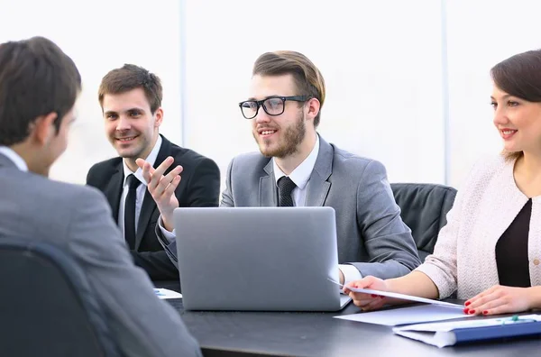 Manager kommunicerar med klienten på kontoret — Stockfoto